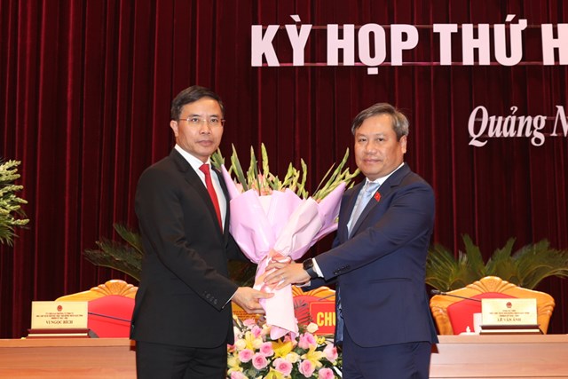 Đồng chí Vũ Đại Thắng, Bí thư Tỉnh ủy tặng hoa chúc mừng đồng chí Phạm Đức Ấn, Chủ tịch UBND tỉnh khóa XIV, nhiệm kỳ 2021-2026.