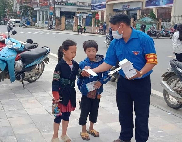 Th&agrave;o A D&ecirc; tuy&ecirc;n truyền ph&ograve;ng chống dịch Covid-19 v&agrave; ph&aacute;t khẩu trang cho người d&acirc;n, trẻ em tại địa phương.