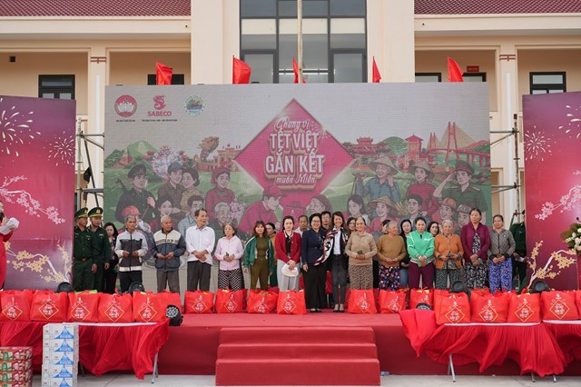 Ng&agrave;y 10/1 -&nbsp;11/1, SABECO c&ugrave;ng Ban Tổ chức chương tr&igrave;nh đ&atilde; phối hợp trao tặng 900 phần qu&agrave; Tết cho người d&acirc;n c&oacute; ho&agrave;n cảnh kh&oacute; khăn v&agrave; bộ đội bi&ecirc;n ph&ograve;ng tại Đắk Lắk v&agrave; L&acirc;m Đồng &nbsp;