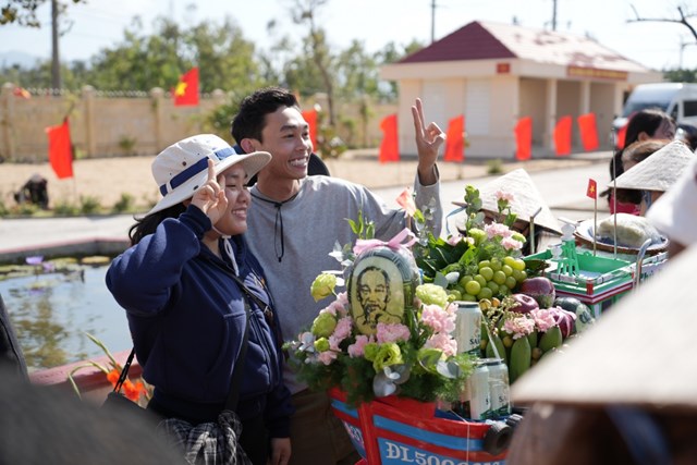 Người d&acirc;n địa phương h&agrave;o hứng tham gia c&aacute;c hoạt động gắn kết cộng đồng tại sự kiện