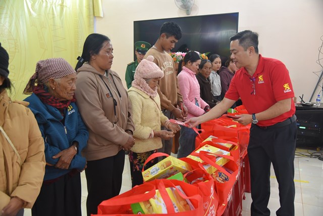 Đại diện SABECO trao gửi trải nghiệm Tết cho người d&acirc;n x&atilde; Dak Dang