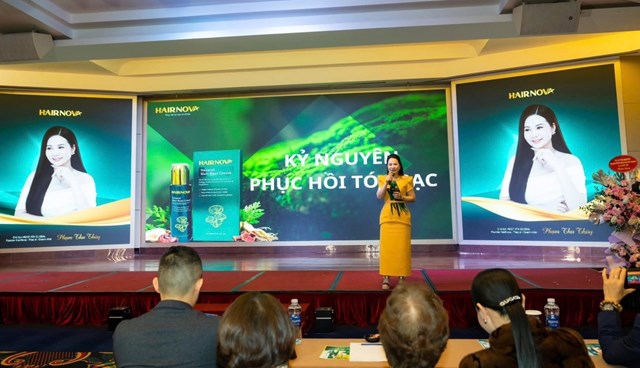 Chủ tịch Hội đồng Quản trị của ATA Global - Phạm Thu Thủy&nbsp;chia sẻ về dự &aacute;n HairNova tại sự kiện&nbsp; &nbsp;
