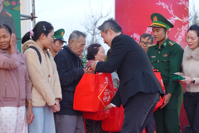 &Ocirc;ng Lester Tan, Tổng Gi&aacute;m đốc SABECO trao qu&agrave; cho người d&acirc;n tỉnh Đắk Lắk &nbsp;