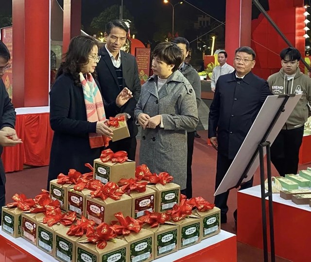 C&aacute;c đại biểu tham quan c&aacute;c gian h&agrave;ng &nbsp;