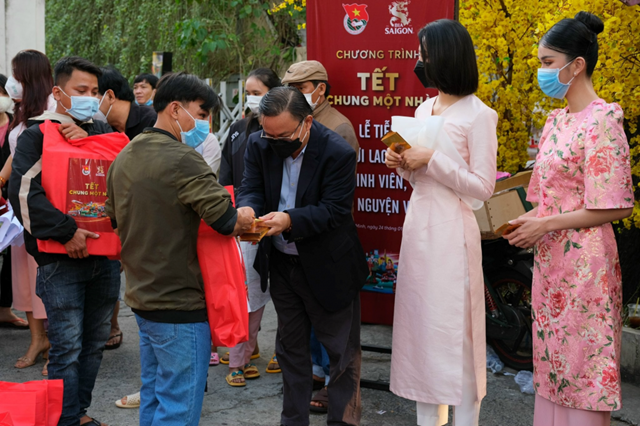 Đại diện SABECO c&ugrave;ng Hoa hậụ Tiểu Vy, &Aacute; hậu Phương Anh tiễn v&agrave; trao qu&agrave; cho người thụ hưởng từ th&agrave;nh phố Hồ Ch&iacute; Minh về c&aacute;c tỉnh th&agrave;nh phố