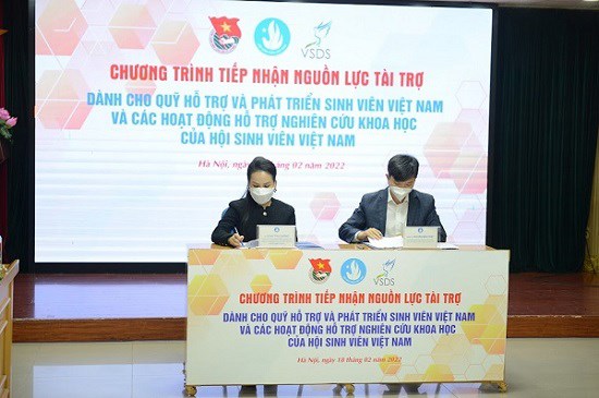 K&yacute; kết thỏa thuận trao tặng nguồn lực hỗ trợ Quỹ Hỗ trợ v&agrave; Ph&aacute;t triển Sinh vi&ecirc;n Việt Nam.