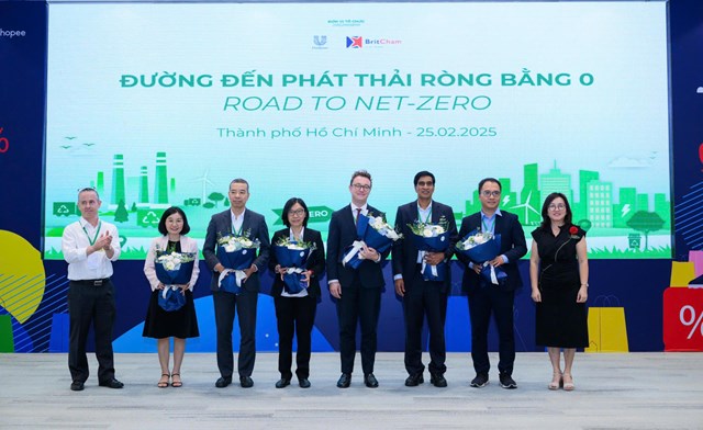 Ban tổ chức trao hoa v&agrave; cảm ơn c&aacute;c diễn giả tham dự hội thảo.