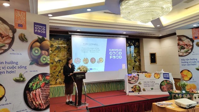 B&agrave; Ariadni Sachinoglou - Quản l&yacute; Dự &aacute;n Mang sản phẩm thực phẩm chất lượng cao của ch&acirc;u &Acirc;u tới Việt Nam của C&ocirc;ng ty Novacert ph&aacute;t biểu tại sự kiện &nbsp;