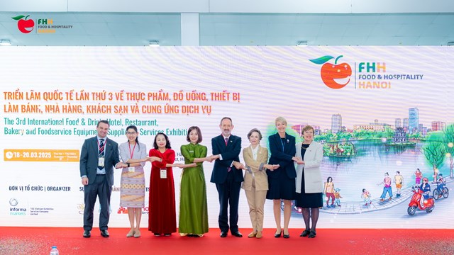 C&aacute;c đại biểu thực hiện nghi thức khai mạc triển l&atilde;m &nbsp;