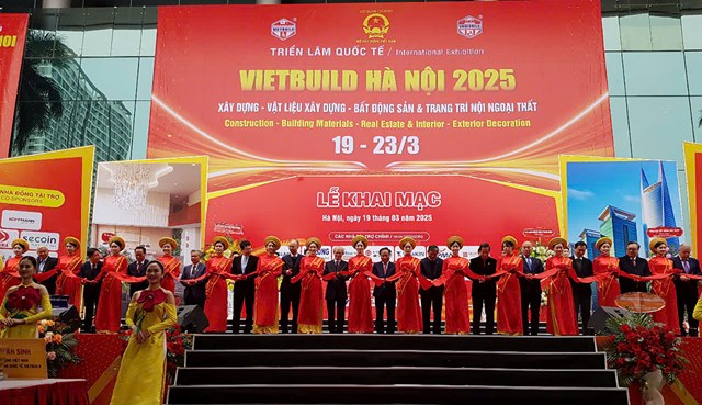 C&aacute;c đại biểu thực hiện nghi lễ cắt băng khai mạc &nbsp;