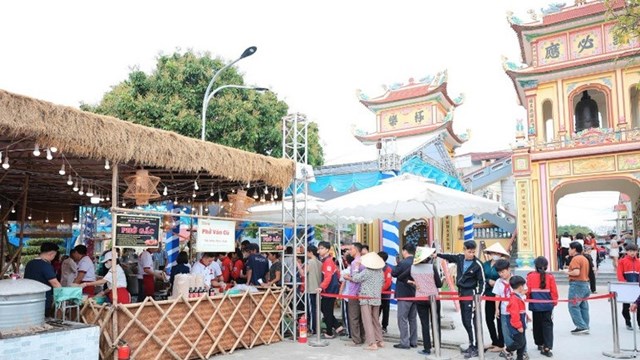 Du kh&aacute;ch xếp h&agrave;ng trải nghiệm m&oacute;n ăn phở truyền thống.