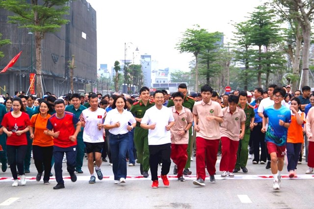 Phần chạy hướng ứng với sự tham gia đ&ocirc;ng đảo của l&atilde;nh đạo, vận động vi&ecirc;n v&agrave; nh&acirc;n d&acirc;n tr&ecirc;n địa b&agrave;n phường Ph&uacute; Thượng. &nbsp;