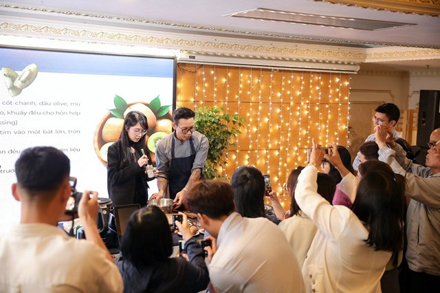 Đầu bếp Hungazit tr&igrave;nh diễn nấu m&oacute;n ăn kết hợp giữa c&aacute;c nguy&ecirc;n liệu&nbsp; &nbsp;