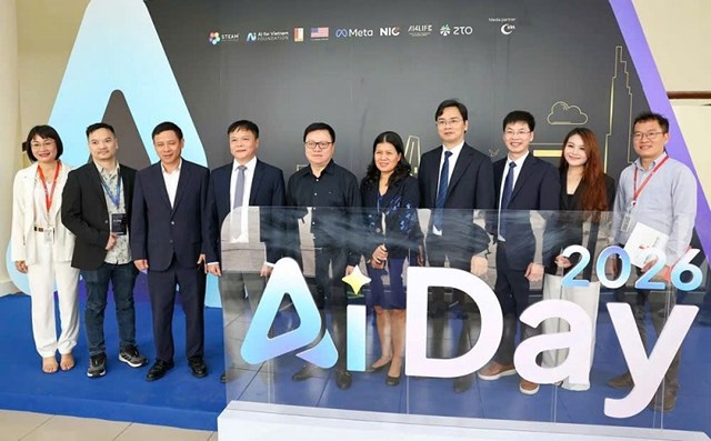 C&aacute;c đại biểu chụp ảnh lưu niệm