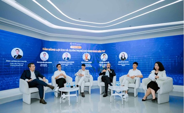 C&aacute;c diễn giả tham gia phi&ecirc;n tọa đ&agrave;m tại Hội thảo. Ảnh: VBA