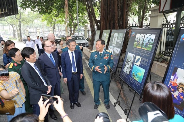 C&aacute;c đại biểu tham quan Trưng b&agrave;y