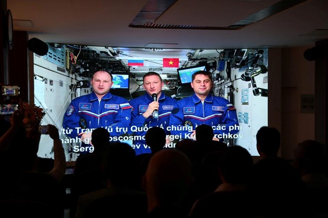 Phi h&agrave;nh gia Sergey Kud-Sverchkov (giữa) v&agrave; đồng đội gửi lời ch&agrave;o Việt Nam từ Trạm Vũ trụ Quốc tế - nơi c&aacute;ch Tr&aacute;i đất hơn 400 km