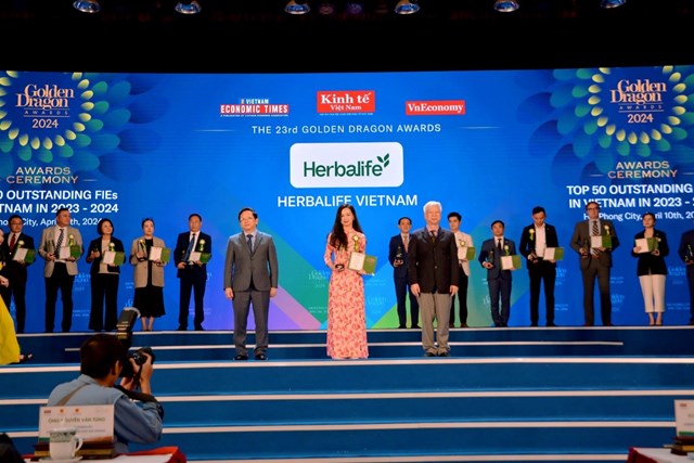 Đại diện Herbalife Việt Nam nhận giải thưởng Top 50 Doanh nghiệp FDI ti&ecirc;u biểu tại Giải thưởng Rồng V&agrave;ng 2024 &nbsp;