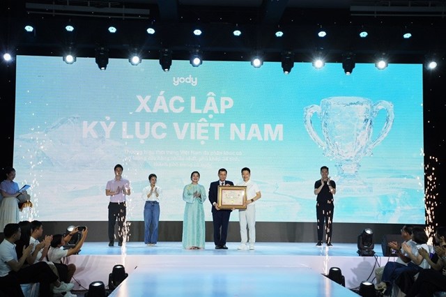 Hội Kỷ lục gia Việt Nam trao danh hiệu "Thương hiệu thời trang đa ph&acirc;n kh&uacute;c c&oacute; số lượng cửa h&agrave;ng nhiều nhất Việt Nam".&nbsp;