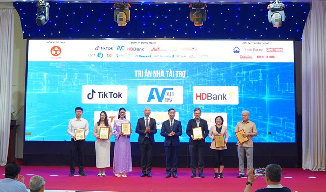 Nh&agrave; t&agrave;i trợ kim cương