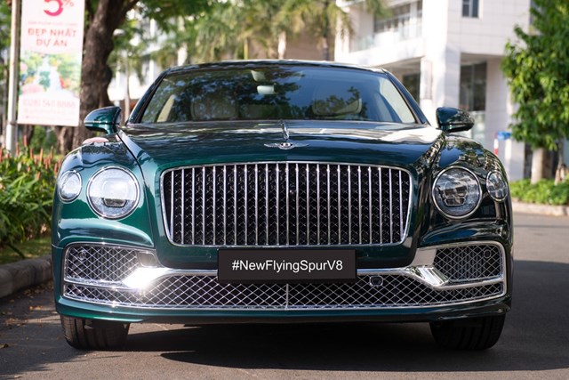 Flying Spur V8 phi&#234;n bản 2022 với m&#224;u sơn ngoại thất xanh Viridian by Mulliner đặc biệt - Ảnh 1