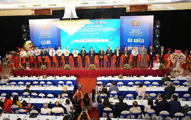 C&aacute;c đại biểu cắt băng khai mạc Triển l&atilde;m &nbsp;