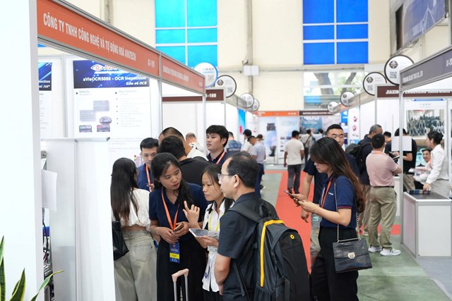 Năm nay triển l&atilde;m quy tụ hơn 100 gian h&agrave;ng đại diện cho c&aacute;c tổ chức v&agrave; doanh nghiệp Việt Nam v&agrave; quốc tế &nbsp;