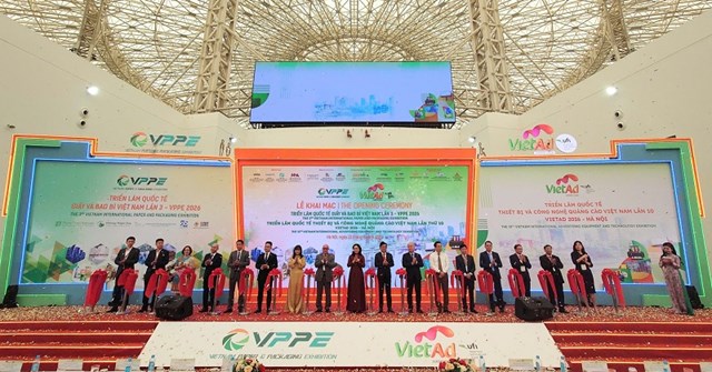 Đại biểu cắt băng khai mạc triển l&atilde;m. &nbsp;