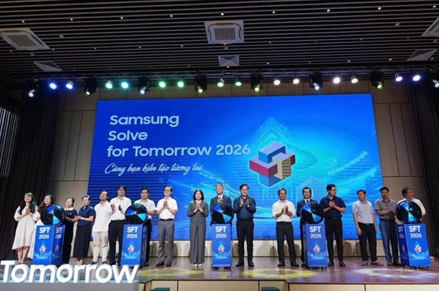 Đại biểu thực hiện nghi lễ khởi động cuộc thi Samsung Solve for Tomorrow 2026 khu vực miền Trung
