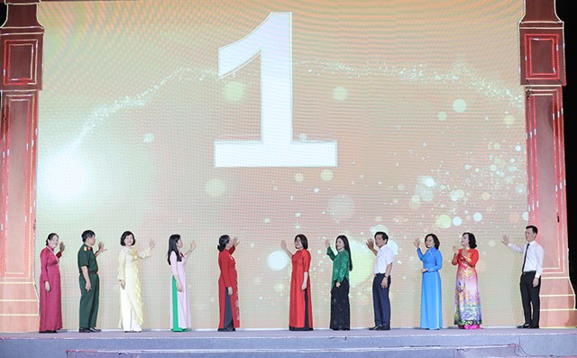 C&aacute;c đại biểu bấm n&uacute;t khai mạc &nbsp;