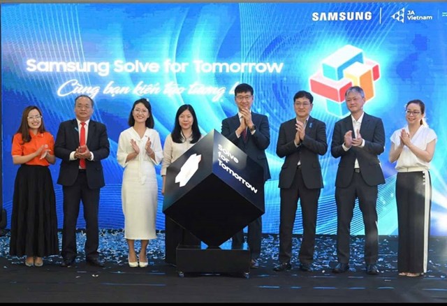 Đại biểu thực hiện nghi lễ ph&aacute;t động Chương tr&igrave;nh. &nbsp;