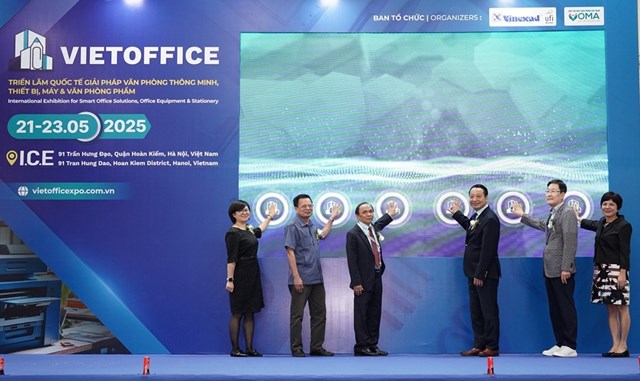 C&aacute;c đại biểu thực hiện nghi thức khai mạc triển l&atilde;m.
