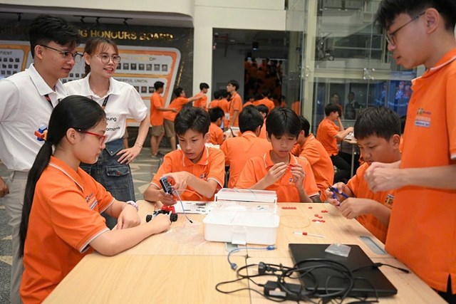 C&aacute;c em học sinh tham dự hoạt động t&igrave;m hiểu v&agrave; s&aacute;ng tạo Robot. &nbsp;