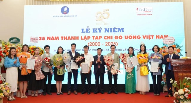 C&aacute;c t&aacute;c giả đạt giải thưởng trong cuộc thi Thơ với văn h&oacute;a ẩm thực v&agrave; Đồ uống Việt Nam. &nbsp;