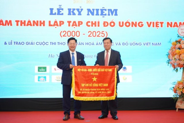 Chủ tịch Hiệp hội Bia-Rượu-Nước giải kh&aacute;t Việt Nam Nguyễn Văn Việt (b&ecirc;n phải) trao Cờ thi đua cho Tạp ch&iacute; Đồ uống Việt Nam &nbsp;