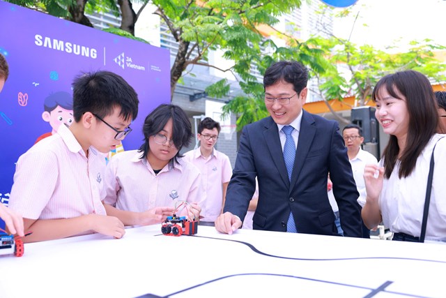C&aacute;c em học sinh tham gia trải nghiệm hoạt động s&aacute;ng tạo Robot b&ecirc;n lề sự kiện. &nbsp;