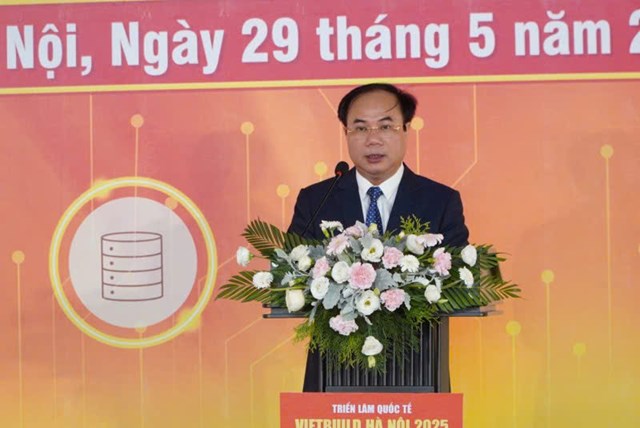 Thứ trưởng Bộ X&acirc;y dựng Nguyễn Văn Sinh ph&aacute;t biểu khai mạc triển l&atilde;m