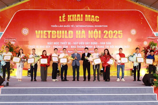 C&aacute;c đại biểu cắt băng khai mạc Triển l&atilde;m Vietbuild H&agrave; Nội 2025 &nbsp;