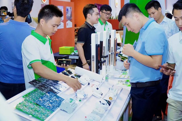 Kh&aacute;ch h&agrave;ng tham quan gian h&agrave;ng trưng b&agrave;y sản phẩm tại Triển l&atilde;m Vietbuild