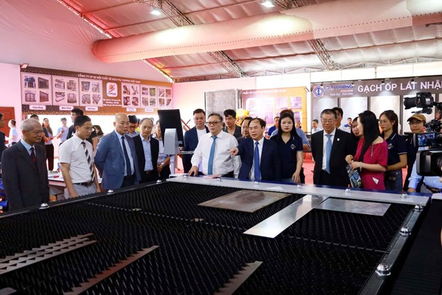 Đại biểu tham quan c&aacute;c gian h&agrave;ng &nbsp;