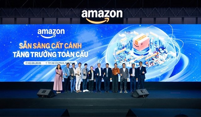 Đại diện Amazon Global Selling c&ugrave;ng với &Ocirc;ng L&ecirc; Văn Danh, Ph&oacute; Gi&aacute;m đốc Sở C&ocirc;ng Thương TP.HCM; &Ocirc;ng Trần Xu&acirc;n Thuỷ, Ph&oacute; Gi&aacute;m đốc Sở Ngoại vụ TP.HCM; B&agrave; Hồ Thị Quy&ecirc;n, Ph&oacute; Gi&aacute;m đốc Trung t&acirc;m X&uacute;c tiến Thương mại v&agrave; Đầu tư TP.HCM; L&atilde;nh đạo c&aacute;c Hiệp hội ng&agrave;nh Gỗ v&agrave; Thủ c&ocirc;ng Mỹ nghệ; L&atilde;nh đạo Hiệp hội C&agrave; ph&ecirc; &ndash; Ca cao Việt Nam&nbsp;