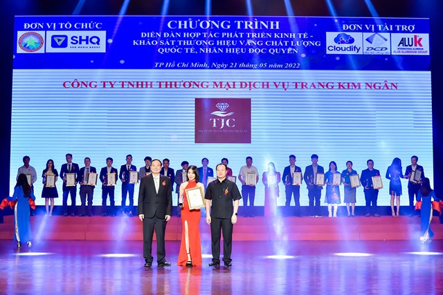 Gi&aacute;m đốc TJC, b&agrave; L&ecirc; Trang vinh dự nhận giải thưởng "Top 10 Thương Hiệu V&agrave;ng Chất Lượng Quốc Tế năm 2022"