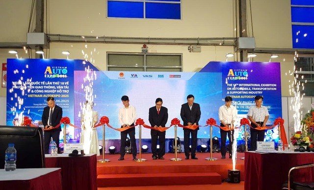 C&aacute;c đại biểu cắt băng khai mạc Triển l&atilde;m &nbsp;
