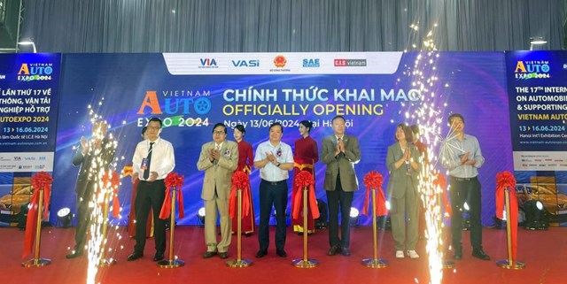 C&aacute;c đại biểu cắt băng khai mạc triển l&atilde;m Vietnam AutoExpo 2024 &nbsp;