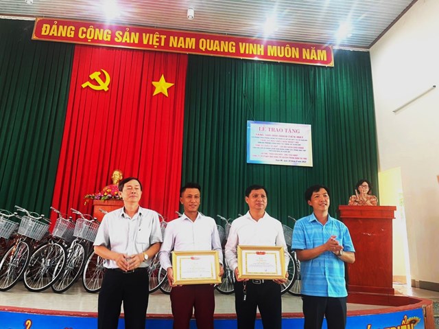 &Ocirc;ng Trần Văn Hiển (b&ecirc;n tr&aacute;i) nhận bằng tri &acirc;n của L&atilde;nh đạo địa phương