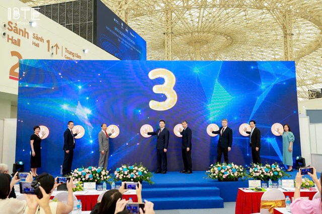 C&aacute;c đại biểu ấn n&uacute;t khai mạc Triển l&atilde;m Quốc tế Sản phẩm &amp; Đồ chơi Trẻ em v&agrave; Triển l&atilde;m Quốc tế Đồ chơi Xu hướng