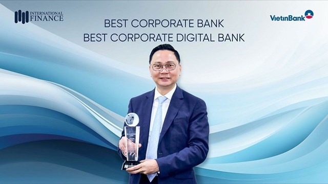 &Ocirc;ng Nguyễn Thanh T&ugrave;ng - Gi&aacute;m đốc Khối Kh&aacute;ch h&agrave;ng doanh nghiệp VietinBank nhận giải thưởng &nbsp;