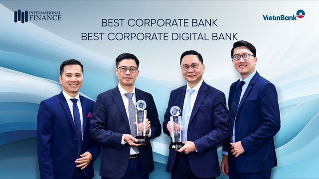 Đại diện Khối Kh&aacute;ch h&agrave;ng doanh nghiệp VietinBank nhận 2 giải thưởng danh gi&aacute; từ IFM &nbsp;