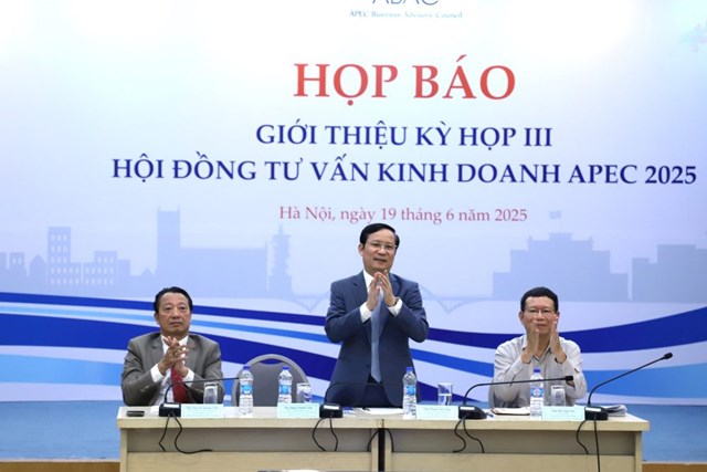 &Ocirc;ng Phạm Tấn C&ocirc;ng &ndash; Chủ tịch Li&ecirc;n đo&agrave;n Thương mại v&agrave; C&ocirc;ng nghiệp Việt Nam (giữa) tại buổi họp b&aacute;o giới thiệu kỳ họp quan trọng của ABAC Việt Nam năm 2025 &nbsp;