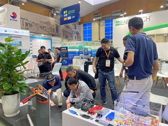 C&aacute;c doanh nghiệp giới thiệu c&aacute;c giải ph&aacute;p tiết kiệm năng lượng tại Hội chợ ENTECH HANOI &nbsp;